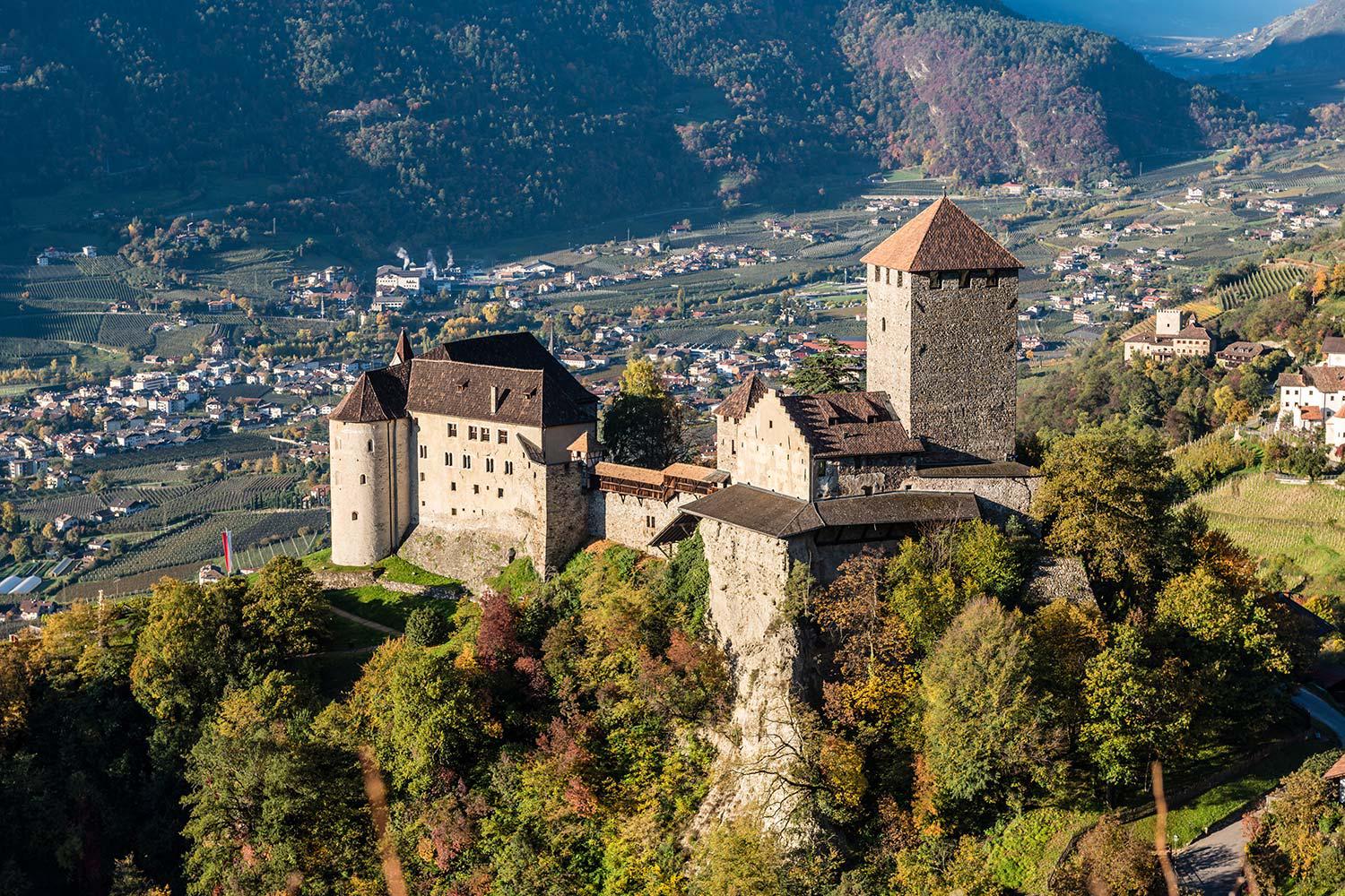 Schloss Tirol oberhalb von Meran