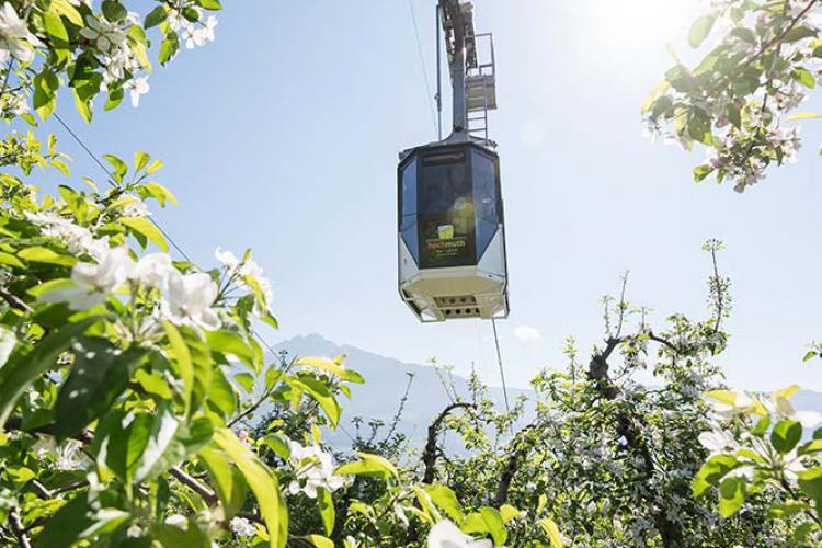 Hochmuth cable car in Dorf Tirol