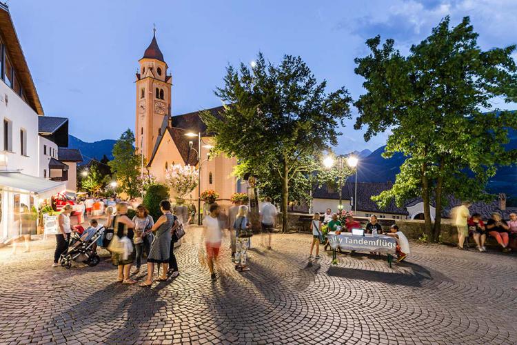 Lunghe serate di shopping a Tirolo