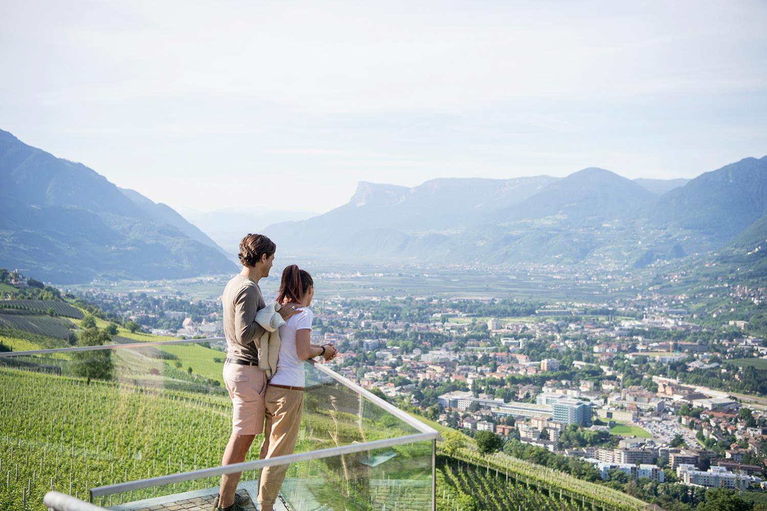 “Falconer's promenade” in Dorf Tirol